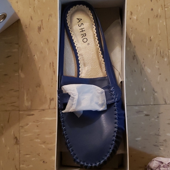 Shoe's - Picture 1 of 2